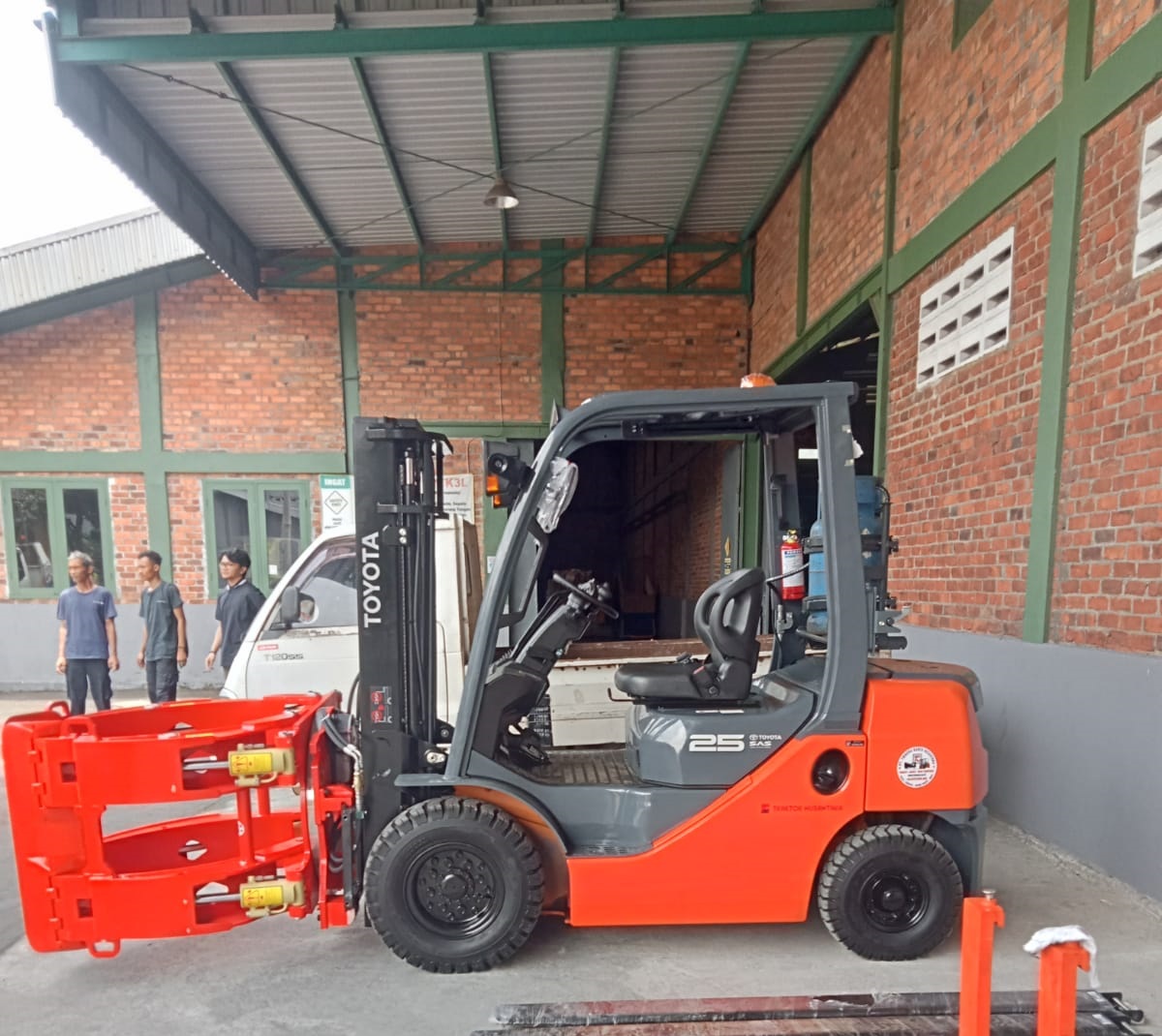 Paper Roll Clamp Cascade